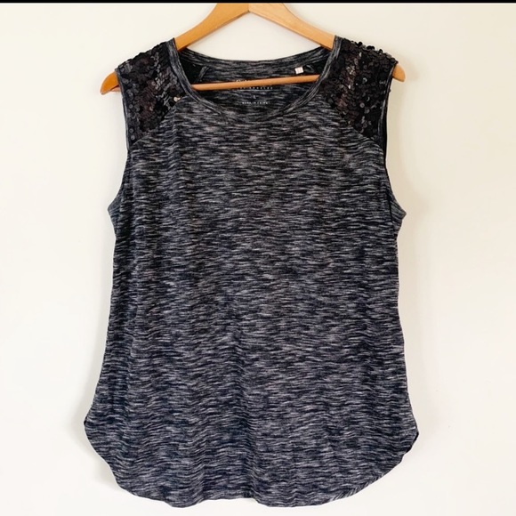 Women’s GUESS Top - Picture 1 of 2